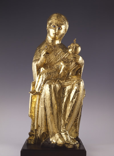 Die Goldene Madonna, entstanden um 980, ist ein seit dem Mittelalter hochverehrtes Gnadenbild. Das älteste vollplastische Marienbild der Welt ist das bedeutendste Kunstwerk des Ruhrgebietes. (Quelle: © Domschatzkammer Essen, Foto Anne Gold)